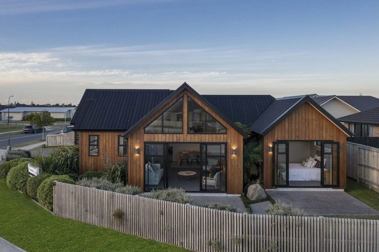 Photo of property in 2 Harding Drive, Papamoa Beach, Papamoa, 3118