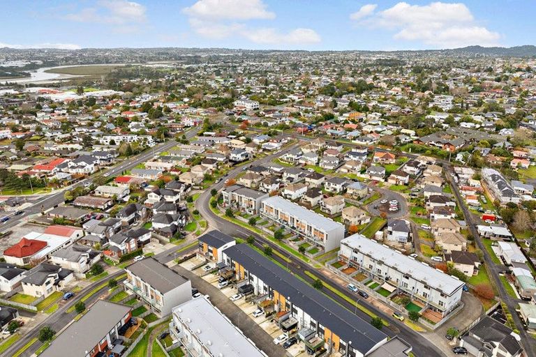 Photo of property in 73 Bordeaux Parade, Te Atatu South, Auckland, 0610