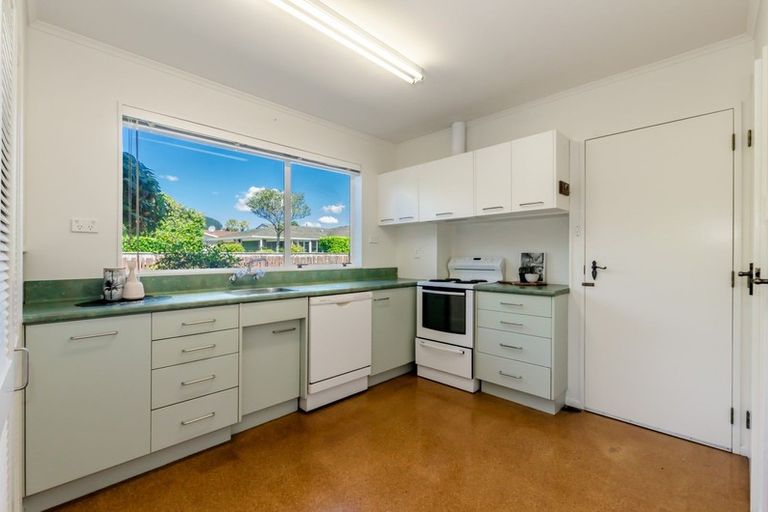 Photo of property in 2a Rewarewa Crescent, Waikanae, 5036