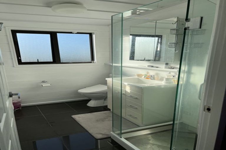 Photo of property in 12 Rifleman Rise, Unsworth Heights, Auckland, 0632