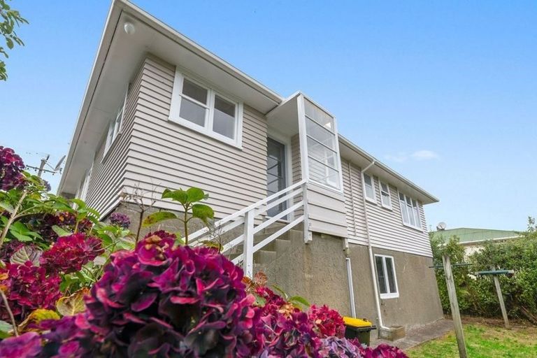 Photo of property in 16 Kereru Bend, Tawa, Wellington, 5028