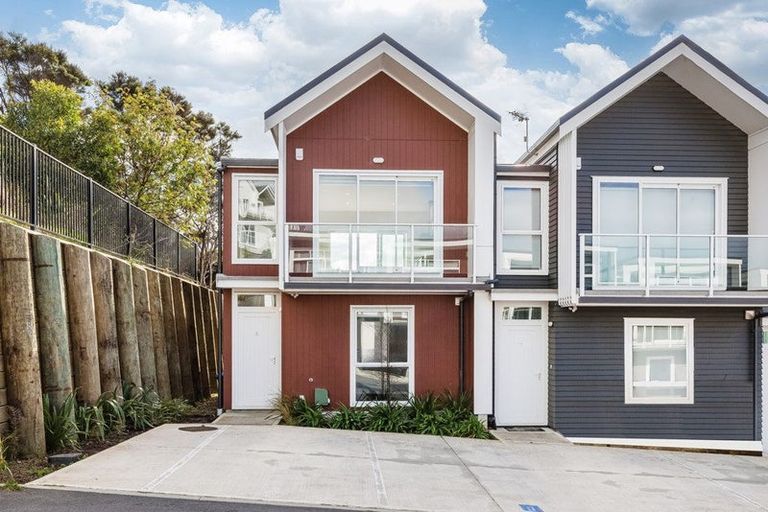 Photo of property in 5 Kohu Way, Whitby, Porirua, 5024