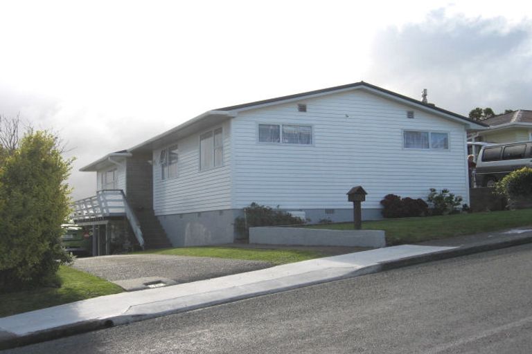 Photo of property in 24 Link Road, Newlands, Wellington, 6037