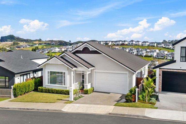 Photo of property in 10 Pekanga Road, Orewa, 0931