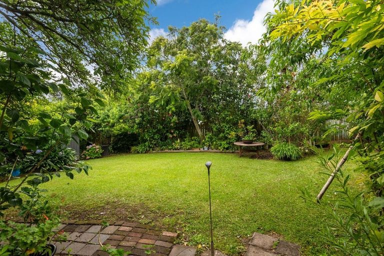 Photo of property in 25 Kitewao Street, Northcote, Auckland, 0627