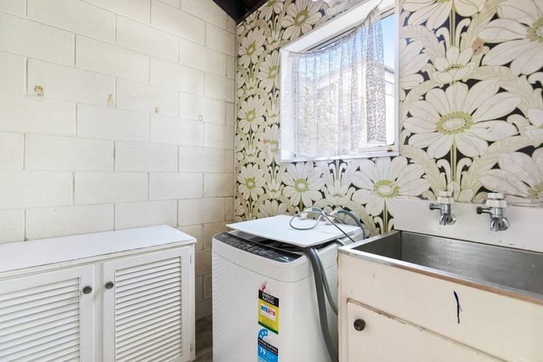 Photo of property in 1/23 Craigbank Avenue, New Lynn, Auckland, 0600