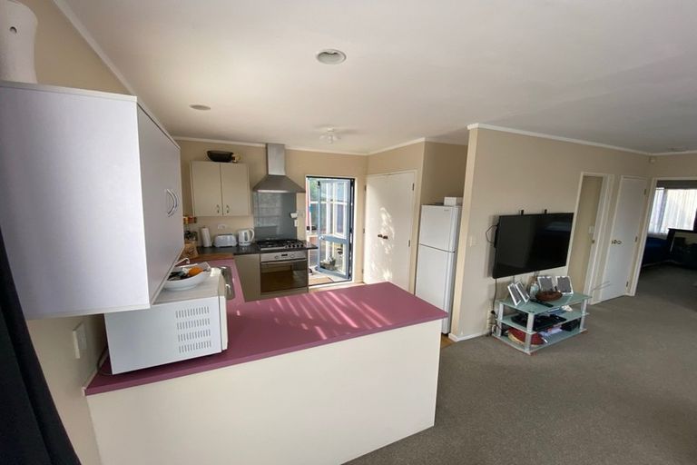 Photo of property in 2/59 Santiago Crescent, Unsworth Heights, Auckland, 0632