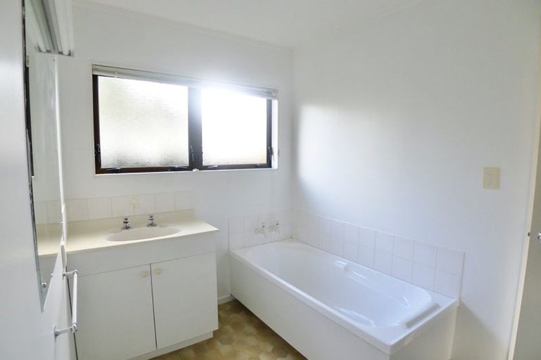 Photo of property in 31 Glucina Avenue, West Harbour, Auckland, 0618