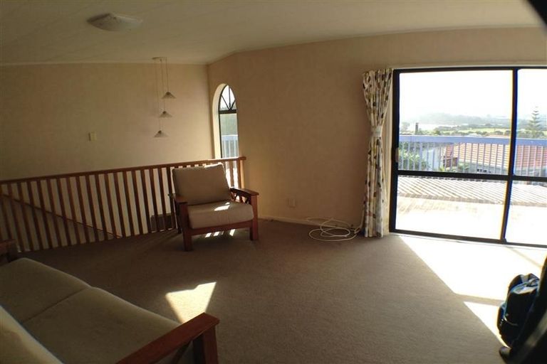 Photo of property in 11 Santiago Crescent, Unsworth Heights, Auckland, 0632