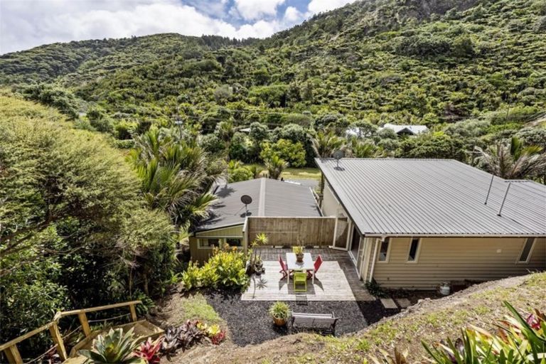 Photo of property in 39 Glenesk Road, Piha, New Lynn, 0772