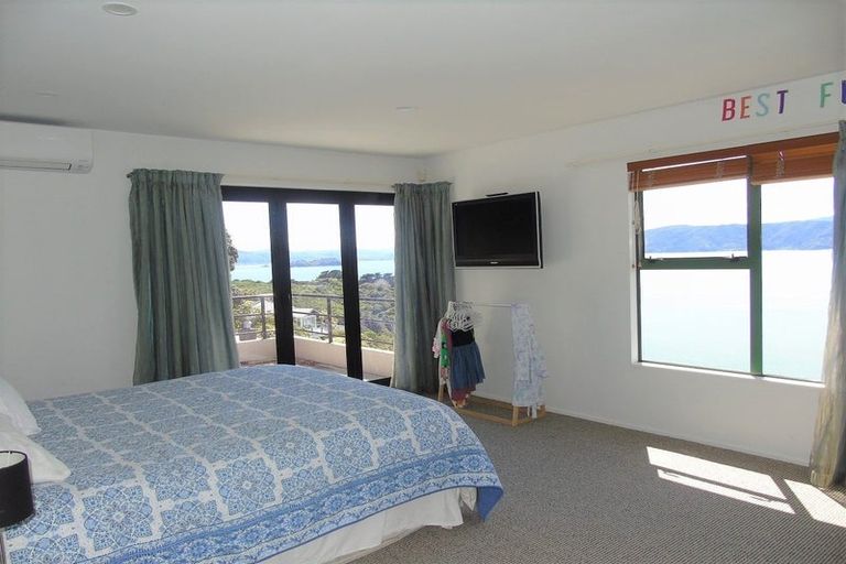 Photo of property in 13 Fortification Road, Karaka Bays, Wellington, 6022