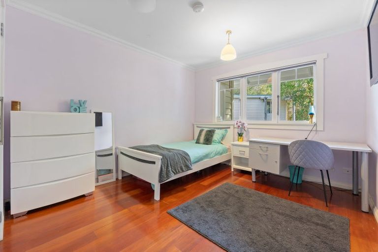 Photo of property in 42 Mountain Road, Henderson Valley, Auckland, 0612