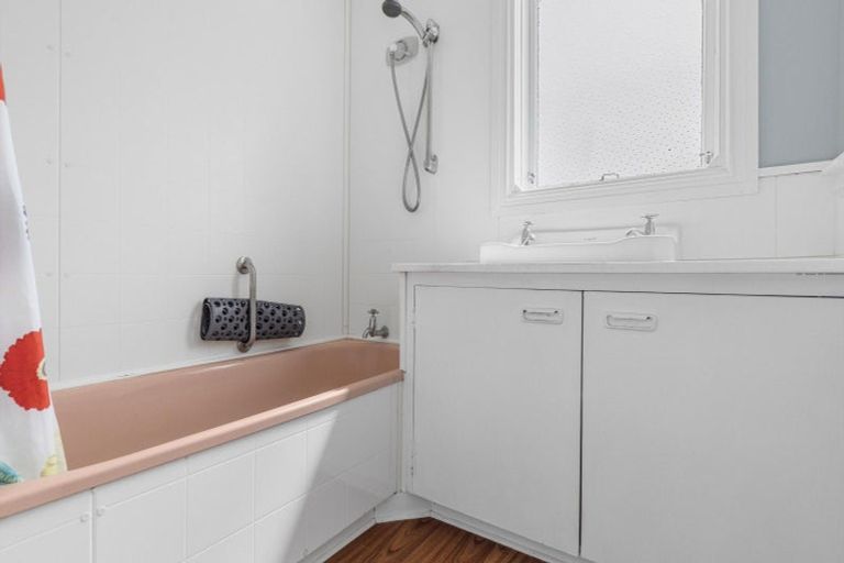 Photo of property in 10 North Street, Mokau, 4376