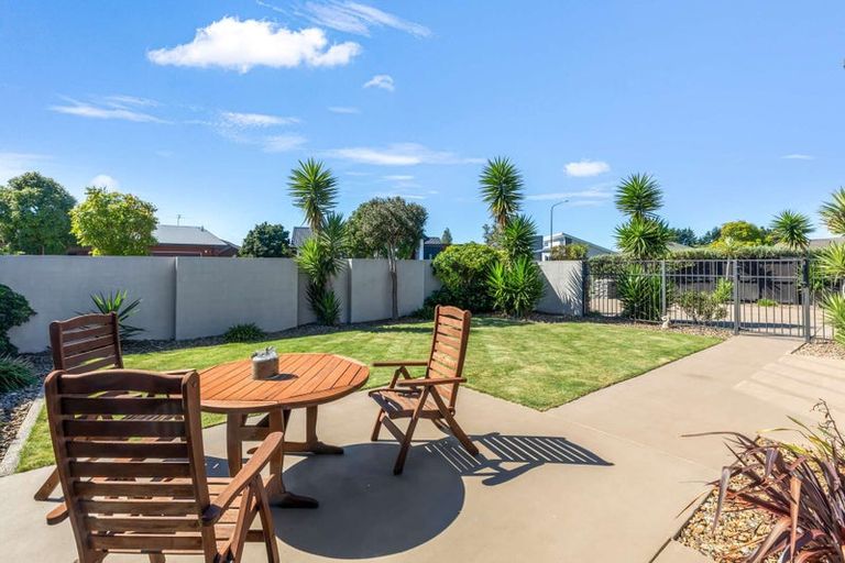 Photo of property in 27 Foresters Crescent, Parklands, Christchurch, 8083
