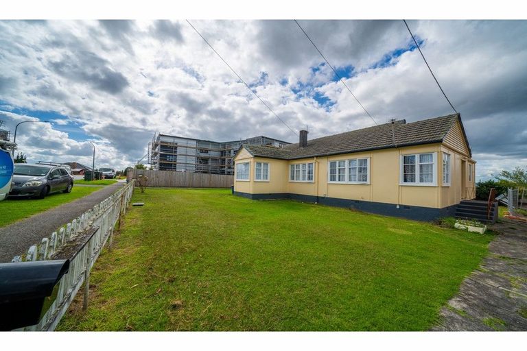 Photo of property in 2 Fruitvale Road, New Lynn, Auckland, 0600