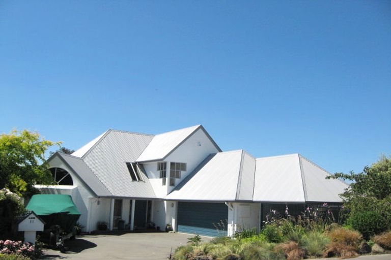 Photo of property in 11 Pentonville Close, Westmorland, Christchurch, 8025