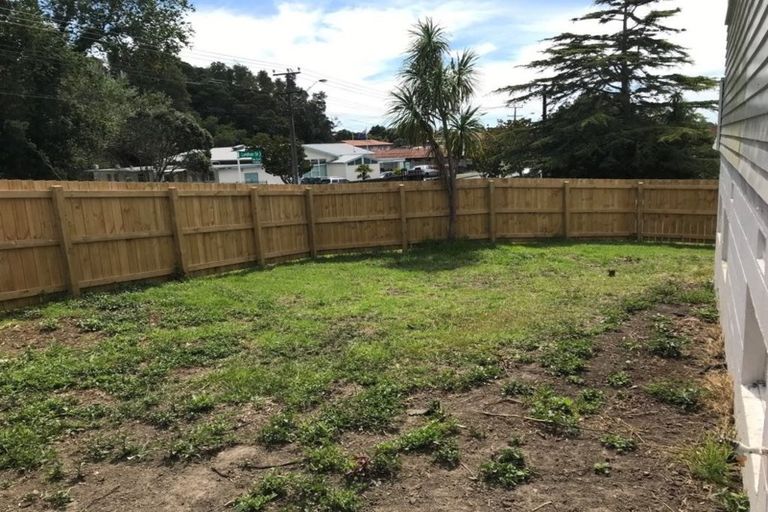 Photo of property in 1 Lenihan Street, Northcote, Auckland, 0627