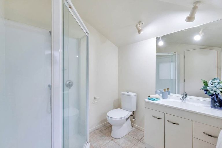Photo of property in 2/12 Philip Place, Hillcrest, Auckland, 0627