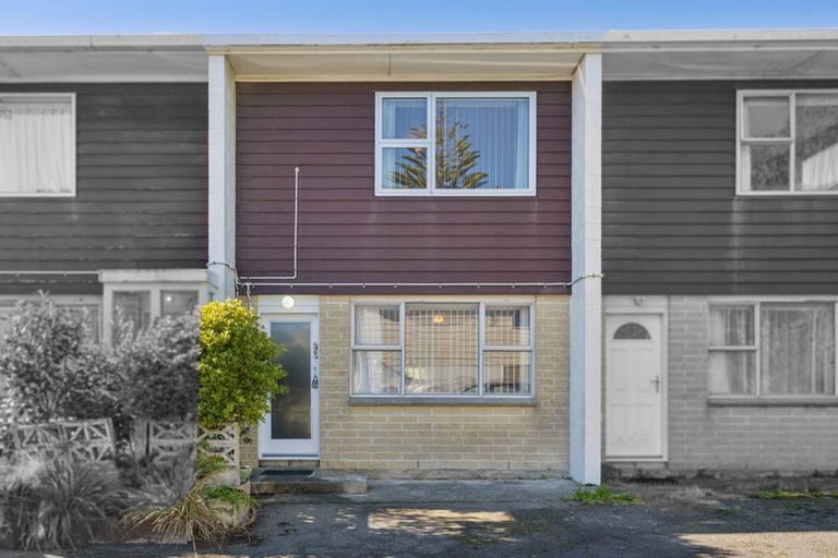 Photo of property in 2/210 Newlands Road, Newlands, Wellington, 6037