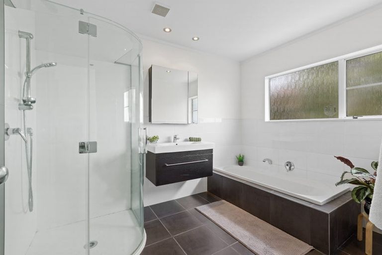 Photo of property in 2/4 Holt Avenue, Torbay, Auckland, 0630