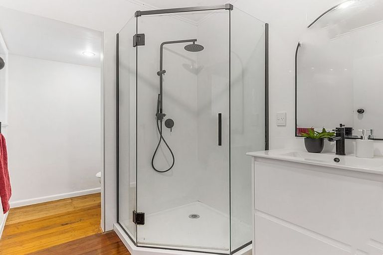 Photo of property in 21 Croydon Road, New Lynn, Auckland, 0600