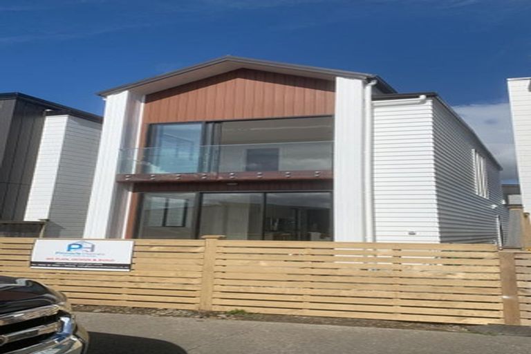 Photo of property in 28 Parahau Road, Papakura, 2110