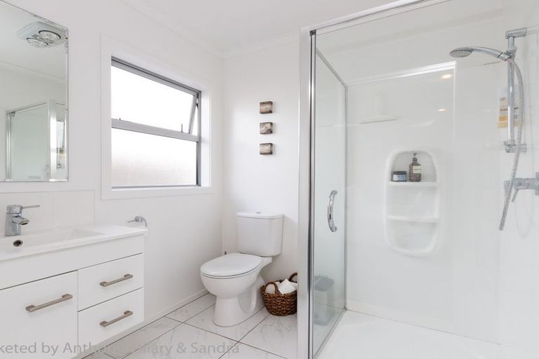 Photo of property in 17 Lorenzo Place, Kelvin Grove, Palmerston North, 4414