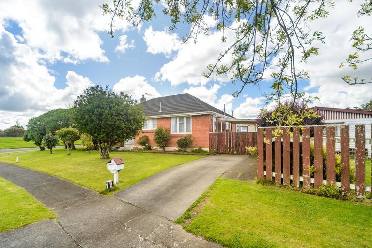 Photo of property in 60 Exeter Crescent, Takaro, Palmerston North, 4412