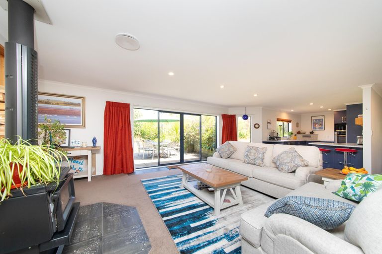 Photo of property in 57 Waicola Drive, Fitzherbert, Palmerston North, 4471