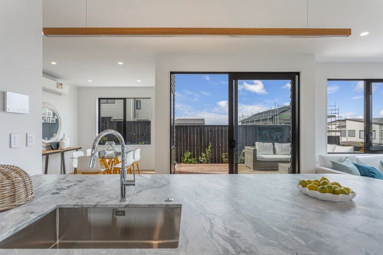 Photo of property in 5 Makumaku Place, Long Bay, 0630