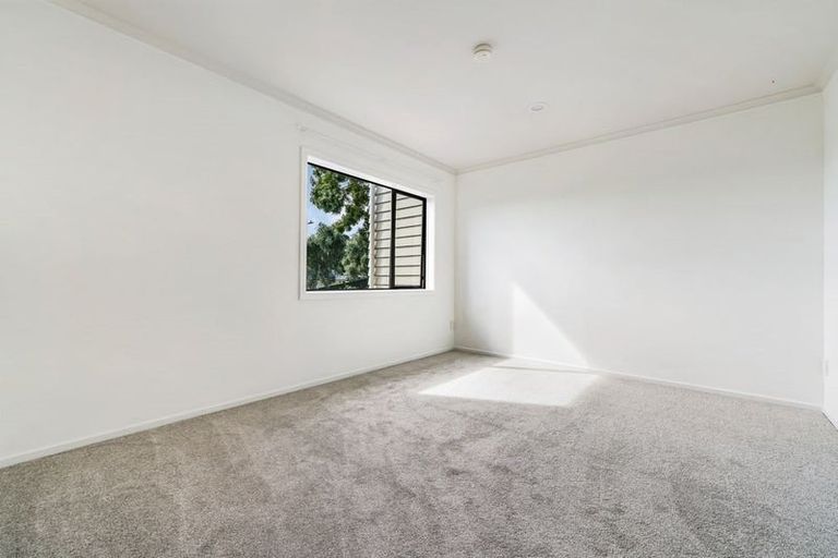Photo of property in 4/2 Swan Hill Drive, Glen Eden, Auckland, 0602