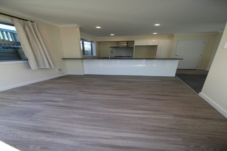 Photo of property in 13 Warrington Grove, Newlands, Wellington, 6037