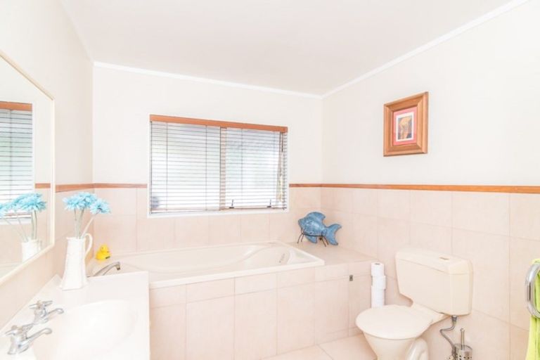 Photo of property in 232 Mazengarb Road, Paraparaumu, 5032