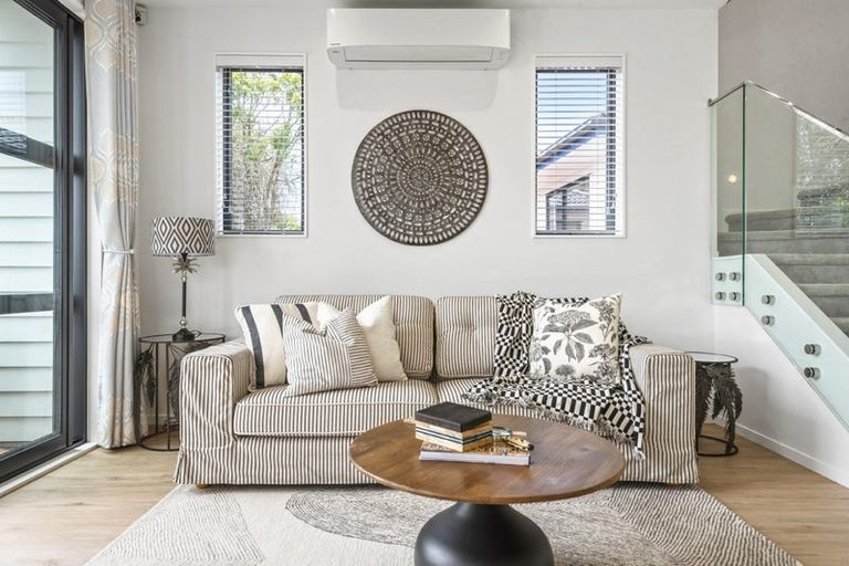 Photo of property in 49a Meadowood Drive, Unsworth Heights, Auckland, 0632