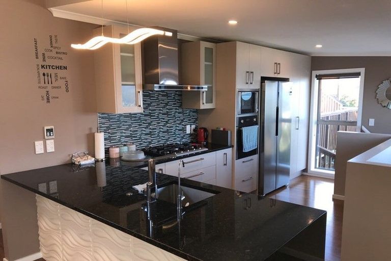 Photo of property in 6b Sunhaven Drive, Newlands, Wellington, 6037