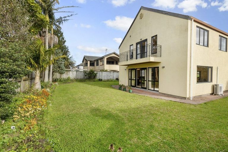 Photo of property in 24 Beach Road, Te Atatu Peninsula, Auckland, 0610