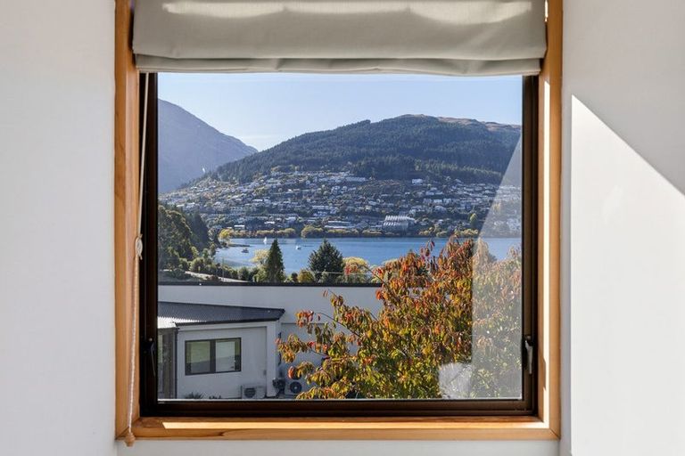 Photo of property in 75 Cedar Drive, Kelvin Heights, Queenstown, 9300