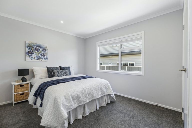 Photo of property in 5 Madeira Close, Whitby, Porirua, 5024