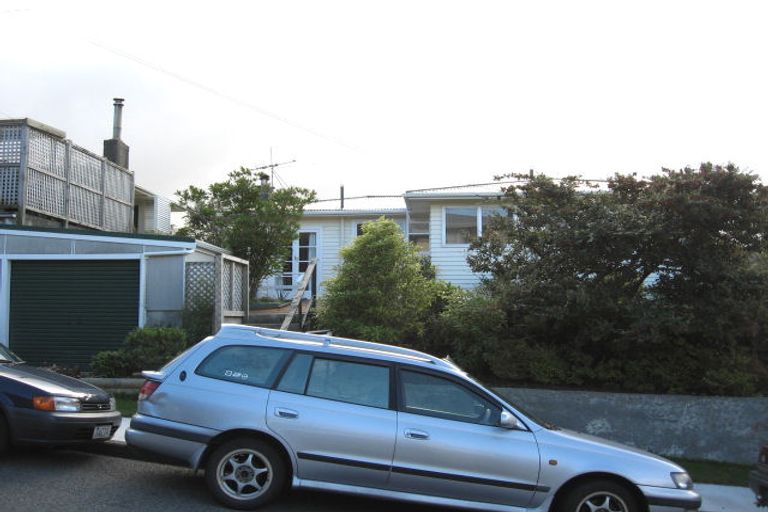 Photo of property in 12 Link Road, Newlands, Wellington, 6037
