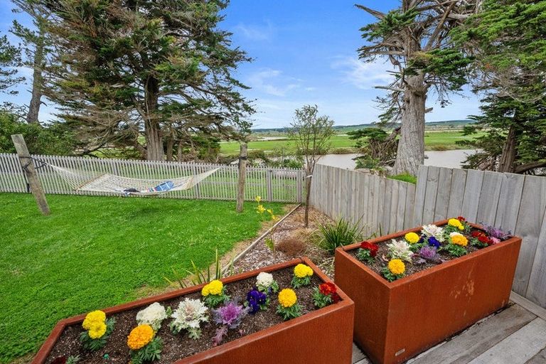 Photo of property in 19 Kawariki Road, Helensville, 0800