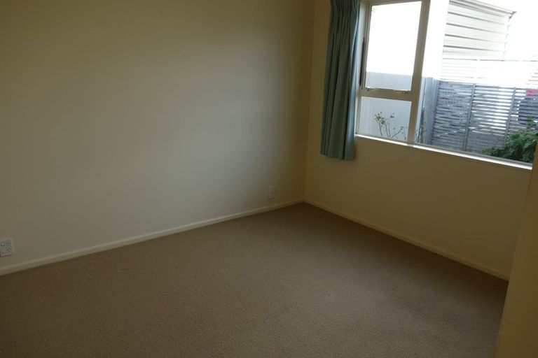 Photo of property in 6b Kinapori Terrace, Newlands, Wellington, 6037