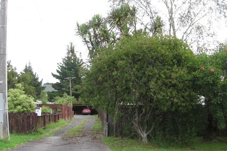 Photo of property in 33 Huruhuru Road, Massey, Auckland, 0614