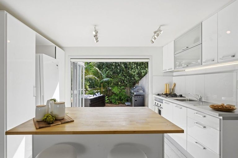 Photo of property in 1/149 Eskdale Road, Birkdale, Auckland, 0626