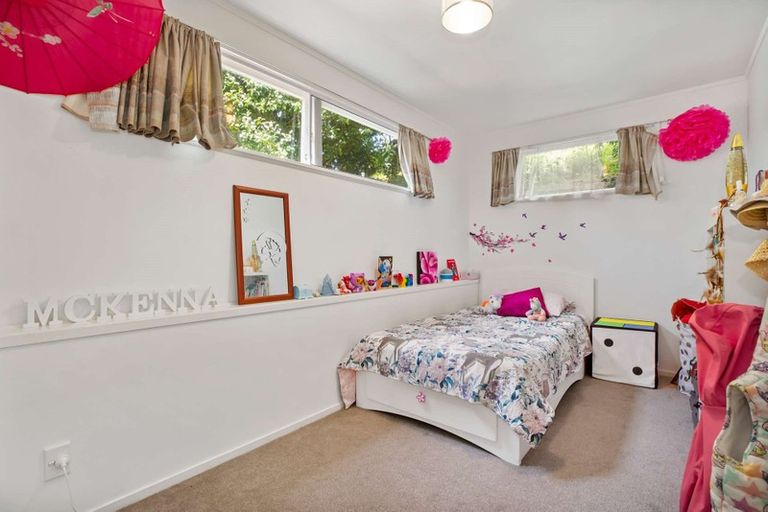 Photo of property in 12 De Val Drive, Titirangi, Auckland, 0604