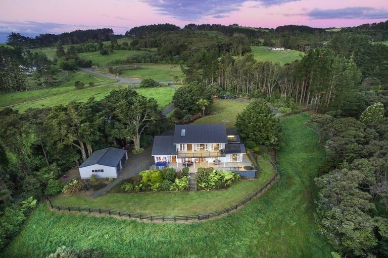 Photo of property in 384 Mangakura Road, Helensville, 0875