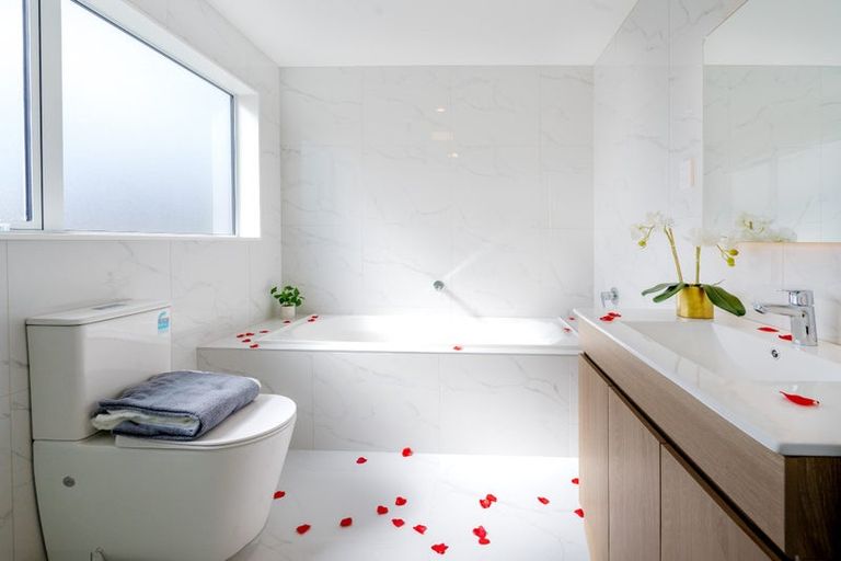 Photo of property in 80b Matipo Road, Te Atatu Peninsula, Auckland, 0610