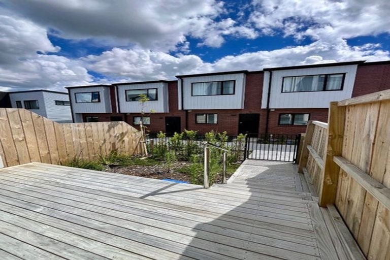 Photo of property in 17 Paetai Lane, Te Atatu Peninsula, 0610