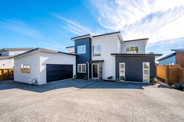 Photo of property in 3 Okataina Way, Aotea, Porirua, 5024