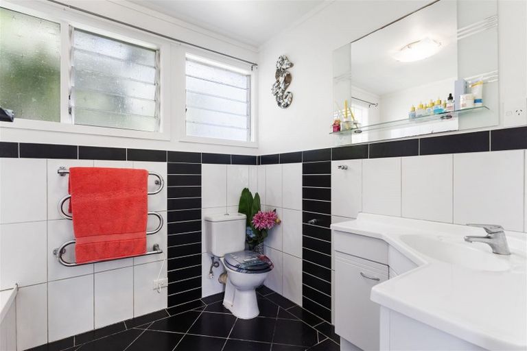 Photo of property in 1/3 Salem Place, Torbay, Auckland, 0630
