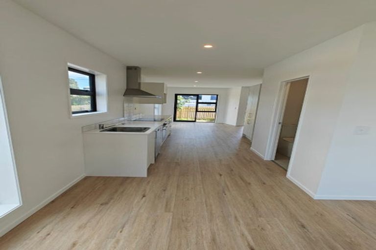 Photo of property in 4 Rauemi Way, Te Atatu South, Auckland, 0610